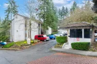 Stylish Townhouse with Patio and Electric Fireplace - Chic Modern Oasis