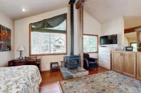 Lake Tahoe Cabin with Hot Tub, Private Studio, Garage & Yard - Near Resorts