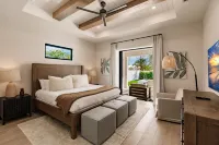 Heated Pool, Outdoor Kitchen and Bikes Included - Elegant Coastal Retreat Hotels in Naples Park