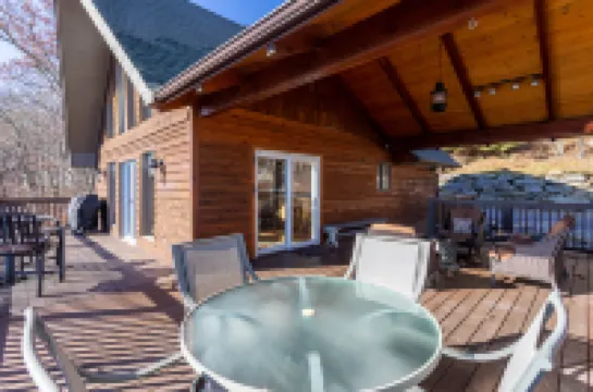 Spectacular Mountain Views and Hot Tub - Exquisite Cabin Retreat