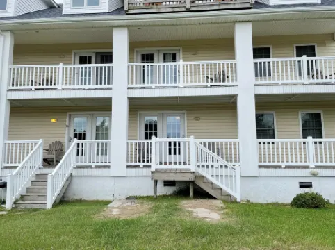 Charming Decks and Whirlpool Tub - Delightful Oasis Retreat