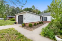 Backyard Fire Pit, Game Area and Cozy Seating - Charming Oasis Hotels in Fayetteville