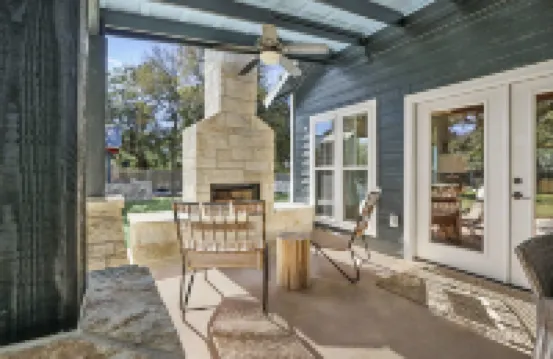 Cozy Living Room and Relaxing Outdoor Spa - Charming Getaway