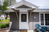 Charming Cottage with Outdoor Patio - Delightful Peaceful Retreat