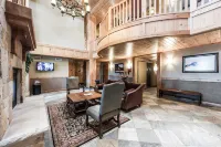 Hot Tub, Pool and Mountain Views - Charming Alpine Retreat Hôtels à : Comte de Summit