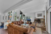 Rustic Mountain Home with Decks and Fireplace - Bright Charming Retreat 塔霍維斯塔住宿飯店