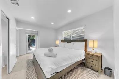 Spacious Duplex with Modern Decor and Free Parking - Stylish Chic