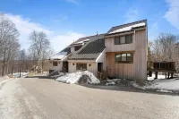 Scenic Mountain Views and Cozy Wood Stove - Charming Slopeside Getaway Hotels in Killington