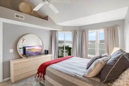 Panoramic Views and Access to Pools - Stunning Lakefront Haven