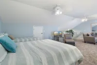 Panoramic Views and Access to Pools - Stunning Lakefront Haven
