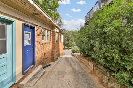 Cozy Duplex Near Piedmont Park and Dining - Charming Urban Retreat Отели в г. Друид Хилс