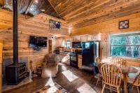 Waterfront cabin with bridge, private hot tub, & WiFi - near National Forest Hotels in South Fork