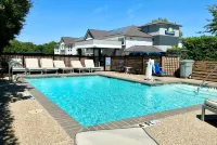 Days Inn by Wyndham Arlington - Swimmingpools
