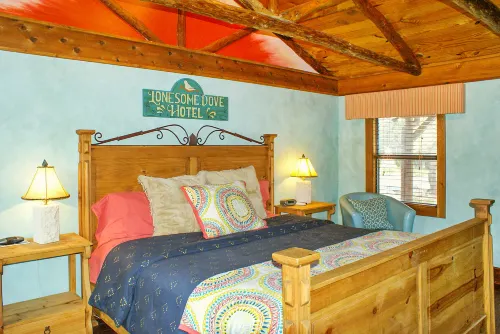 Charming Cabin with Hot Tub and Waterfalls - Serene Country Retreat Hotels in Wimberley