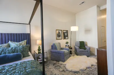 Private Balcony and Wet Bar in Downtown - Stylish Spacious Retreat