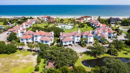 Cozy Poolside Townhouse with Beach Gear Credit - Inviting Oasis