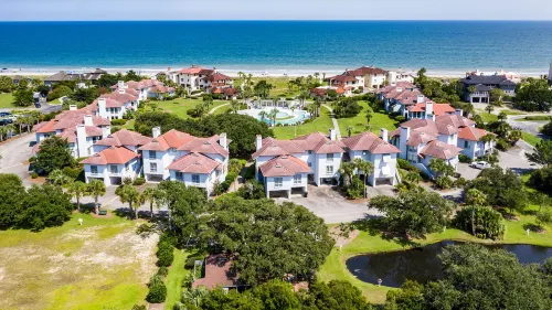 Cozy Poolside Townhouse with Beach Gear Credit - Inviting Oasis