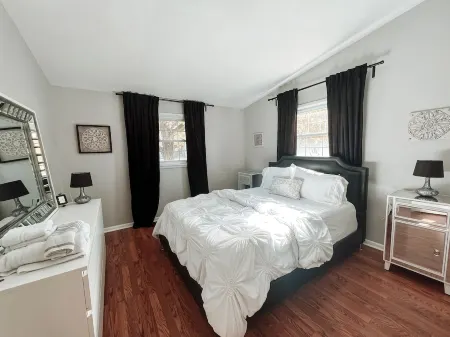 4BR Downtown Oasis - Close to Everything Отели в г. Фишерс