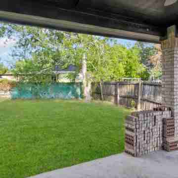 Modern Kitchen and Outdoor Patio Escape - Stylish Family Retreat Hotel Exterior