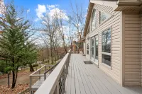 Hot Tub and Spacious Deck with Woodland Views - Charming Mountain Retreat
