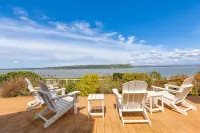 Enchanting Coastal Retreat with Panoramic Views - Stunning Waterfront Haven Hotels in Langley