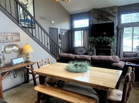 Charming 3 BR/3.5 Bathroom Townhome at Seven Springs Mountain Resort