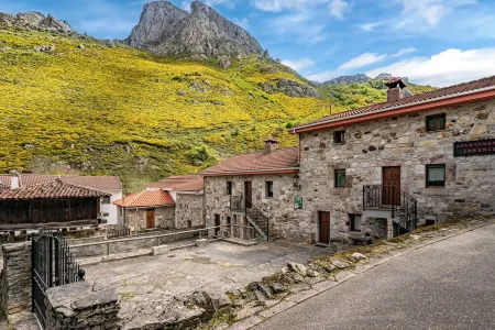 Lorences Rural Apartments with mountain views for 5 people Отели в г. Камин Реаль де ла Меса