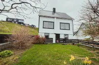 Serenity by the Sea | 3-Br House | Sea View Hotels near Gøtusandur
