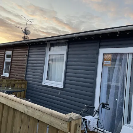 2 Bed Chalet Sleeps 4- Garden Pets Beach