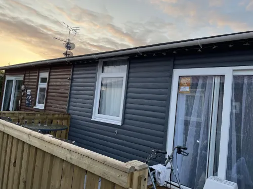 2 Bed Chalet Sleeps 4- Garden Pets Beach - 2 estrellas