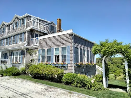 An English Garden Hotels in Dennis