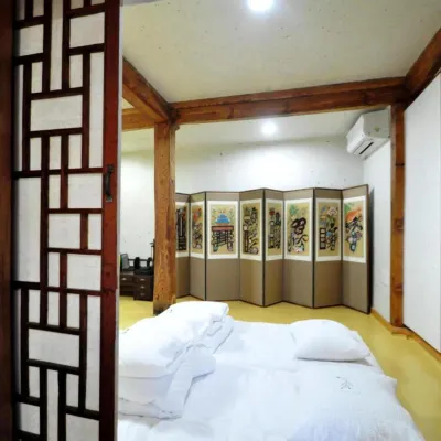 Gallery Jin Hanok Guesthouse Отели рядом с достопримечательностью «Галерея «Хонджасу»»