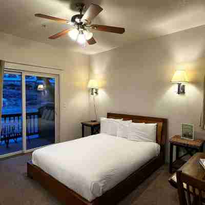 Canyon Plaza Premier Studios and Apts Rooms