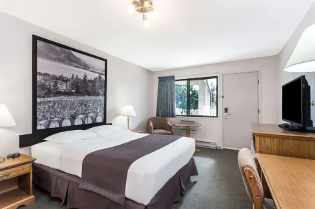 Super 8 by Wyndham Kelowna BC Отели рядом с достопримечательностью «The University of British Columbia - Okanagan Campus»