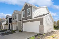 Spacious Townhome with Year-Round Pool and Hot Tub - Inviting Retreat