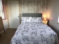 The Lazy Llama Shepherd Hut & Sauna Farm Stay - 2-Star