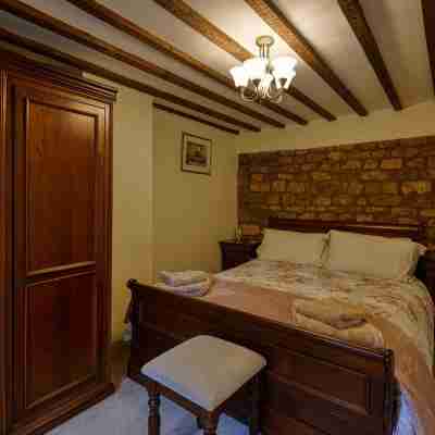 Fab 2 Bed Cotswolds Cottage with Private Courtyard Rooms