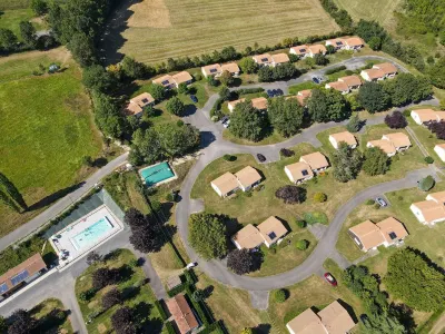 Olydea Le Lambon - Camping et résidence aux pieds du lac du Lambon Hôtels à proximité de : Abbatiale de Saint-Maixent-l'École