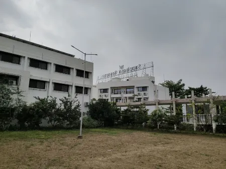 Sapphero Resorts A Unit of Shri Sai Hospitality Отели рядом с достопримечательностью «Shree Saibaba Sansthan Trust, Shirdi»