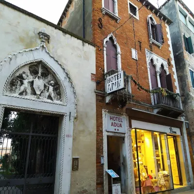 Hotel Adua Hotel dekat Frari Basilica