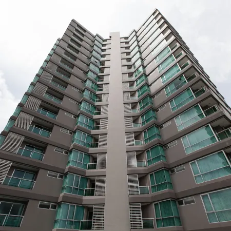 Adelphi Grande Sukhumvit Отели рядом с достопримечательностью «Ваттана»