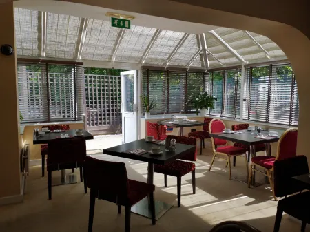 The Tudor Hotel Отели в г. Райслип