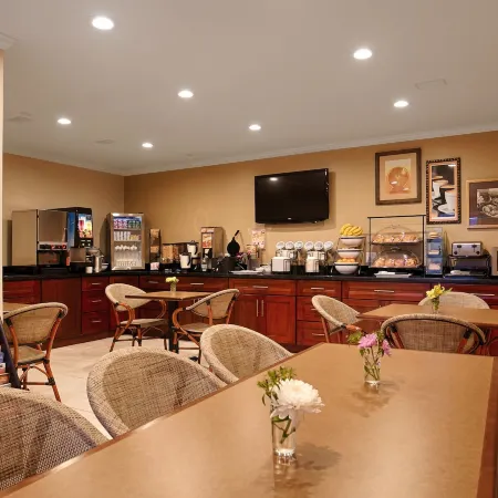 Best Western the Inn  Suites Pacific Grove Отели рядом с достопримечательностью «Парк Лаверс-Пойнт»