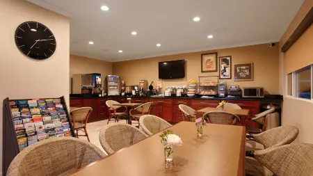 Best Western the Inn  Suites Pacific Grove Отели рядом с достопримечательностью «Асиломар Бич Вью»