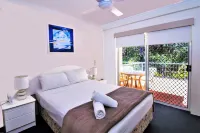 Sanctuary Lake Apartments Hotels in Currumbin