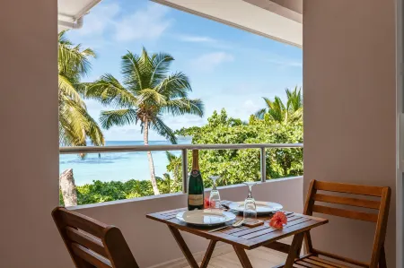 Shanaz Beachside Retreat Отели в г. Маэ