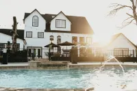 Towering Oaks Event & Retreat Center - Pools