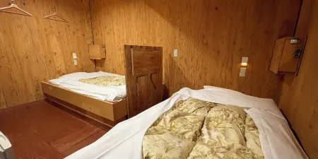 Guesthouse Otaru Wanokaze Отели рядом с достопримечательностью «Former Nippon Yusen Kaisha Otaru Branch»