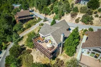 Sky Canyon Lodge by Avantstay Views + Hot Tub Отели рядом с достопримечательностью «Лейк Арроухед Виллидж»