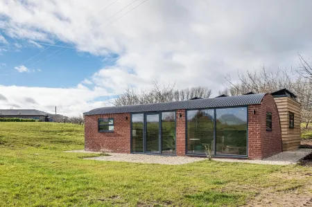 Brick Barn - Luxury Barn Conversion by River Avon!